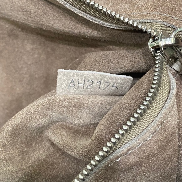 LOUIS VUITTON Veau Cachemire Soft Lockit PM Galet - Picture 8 of 13